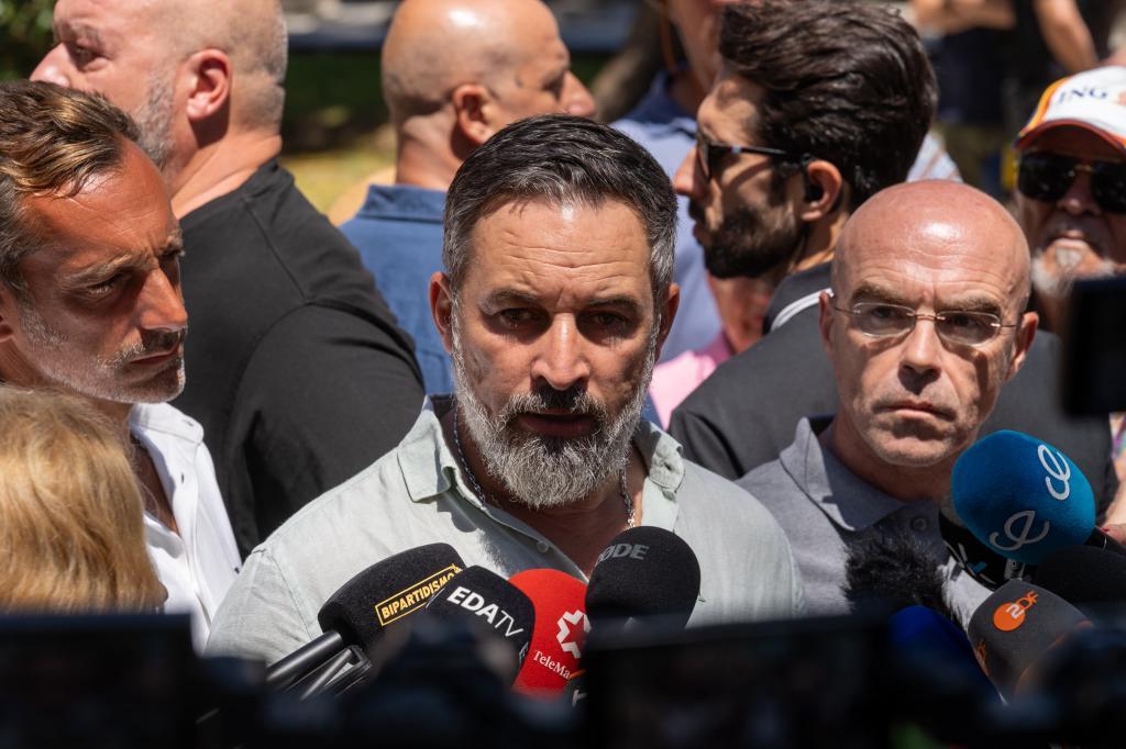 ويطالب فوكس بتفعيل المادة ١٠٢ من أجل التحقيق في قضية سانشيز بتهمة " الخيانة " إلى الدولة