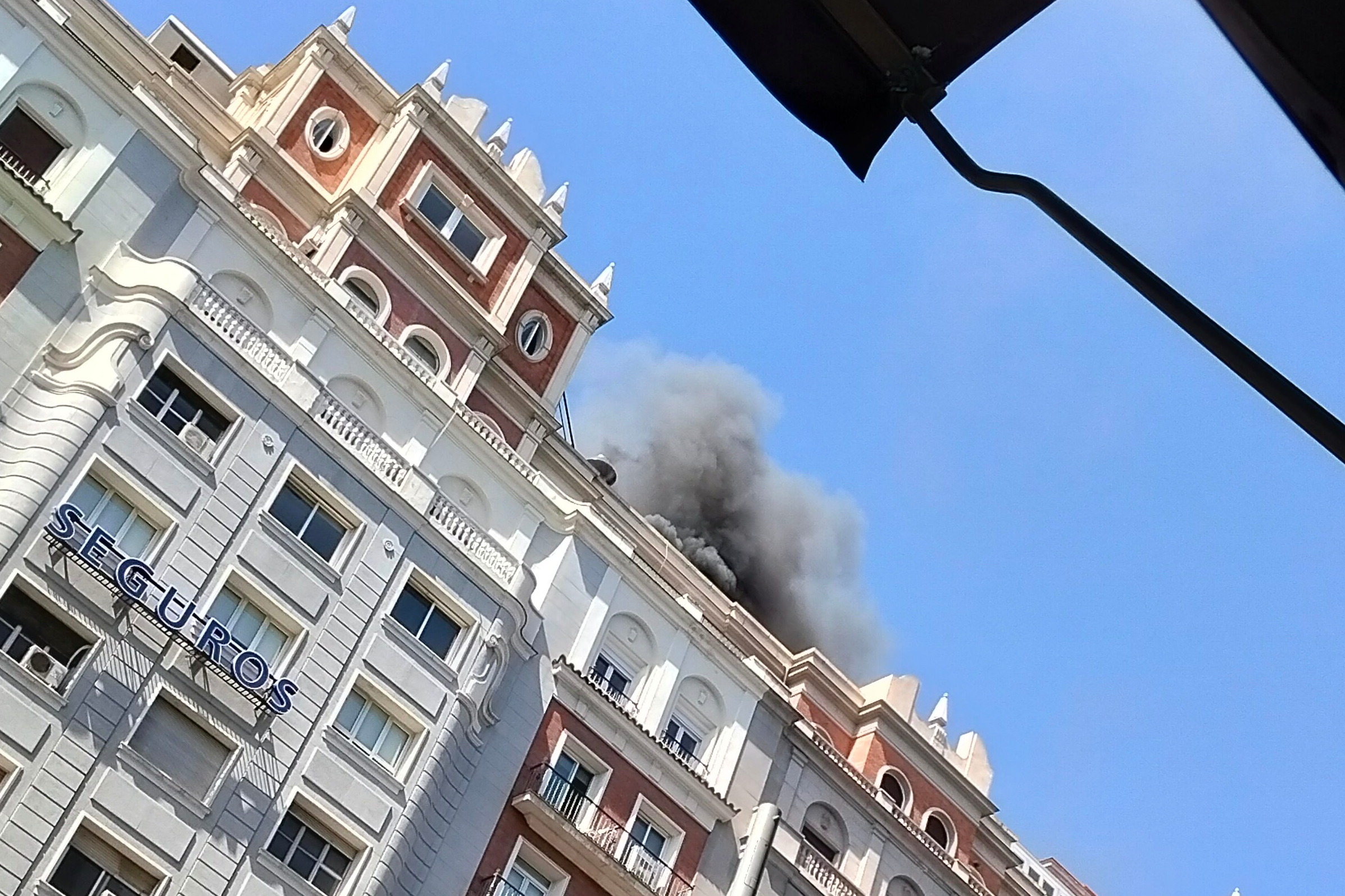 A hot fire in the kitchen of a Gran Vía restaurant causes traffic cuts