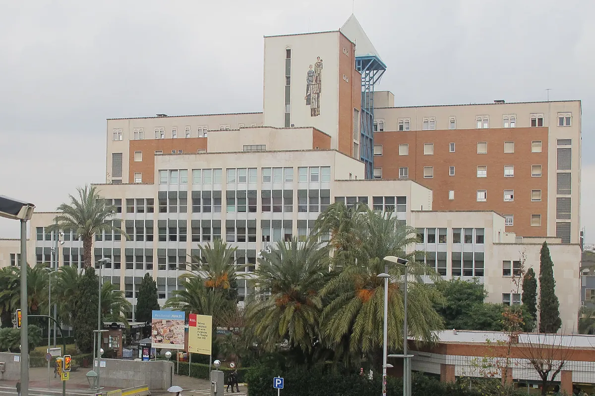 Tres heridos, uno en estado crítico, al derrumbarse un muro en el paseo marítimo de Roda de Berà Tarragona