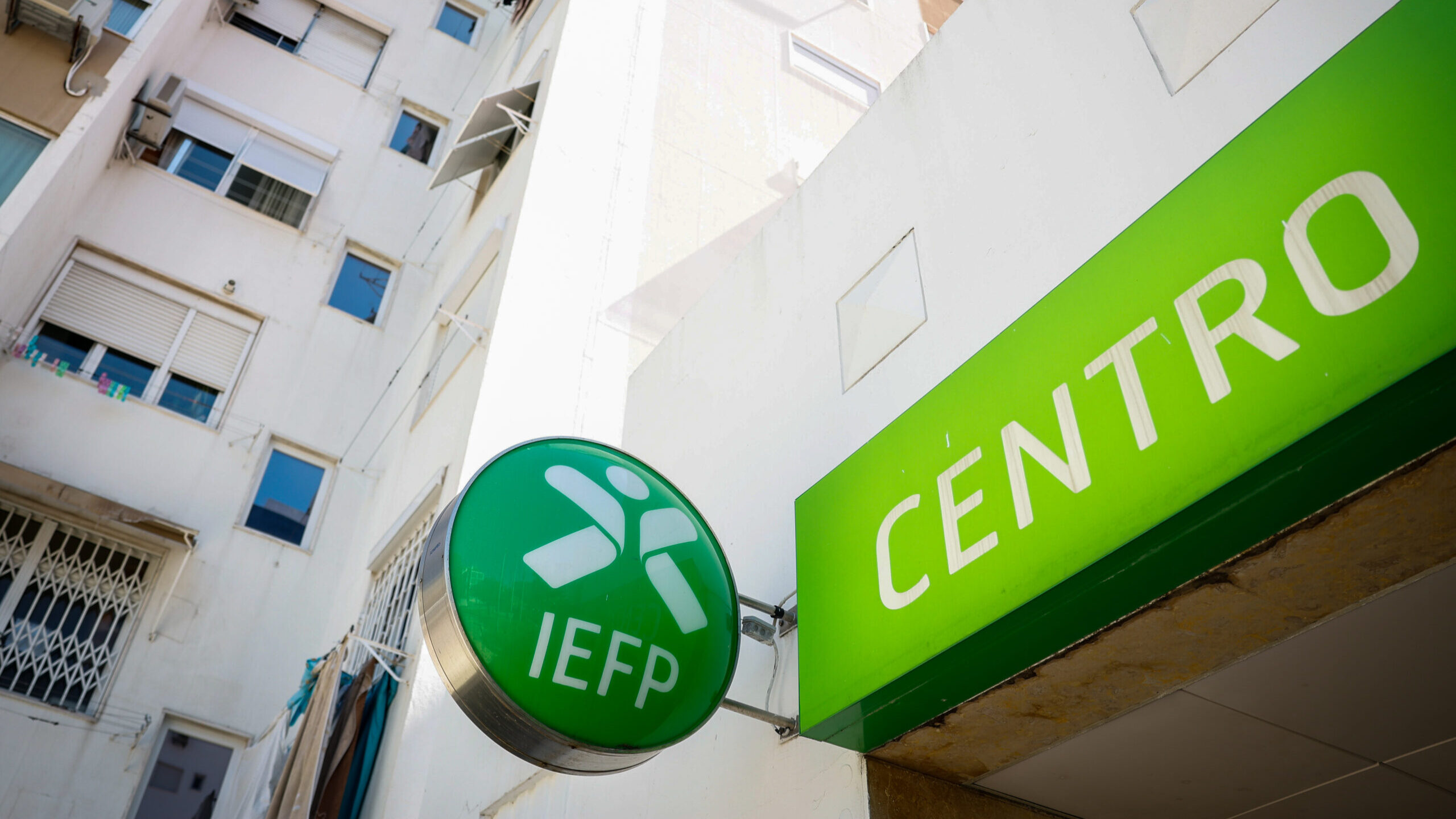 Number of unemployed in employment centres falls by 9.9% in June