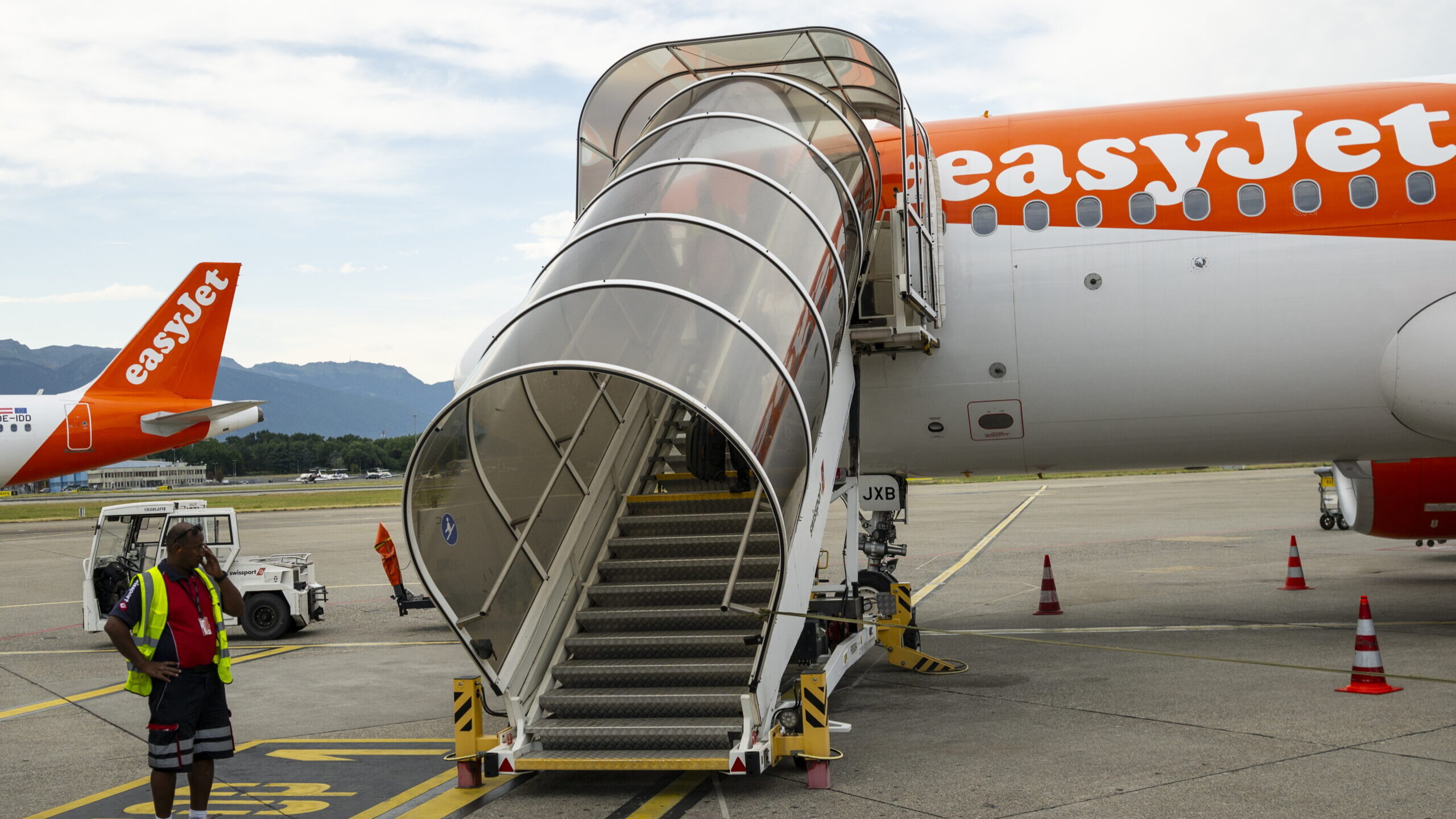 EasyJet profit sinks 70% due to fuel price