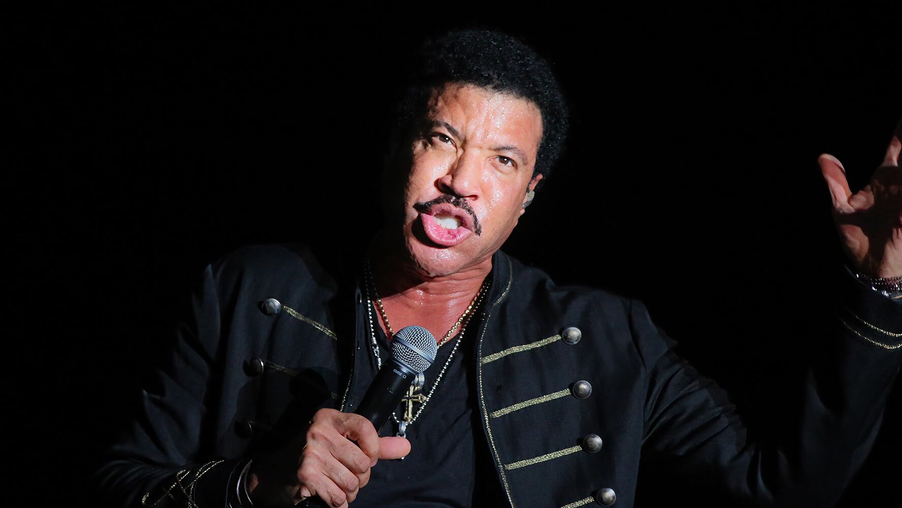 Lionel Richie is hospitalized after cancellation of concert due to health problems