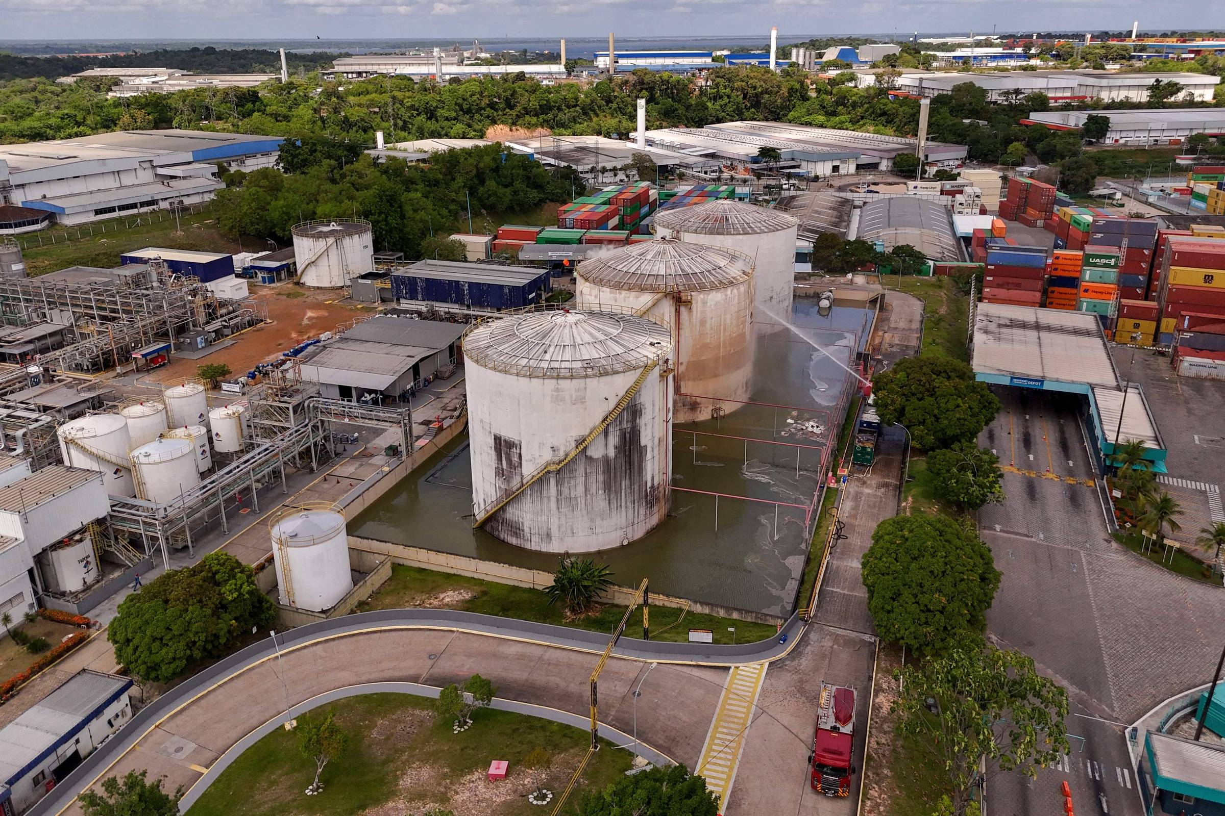 Une caméra thermique a identifié des fissures dans un réservoir ; la mairie a interdit l'accès à Innova et isolé une zone de 300 mètres