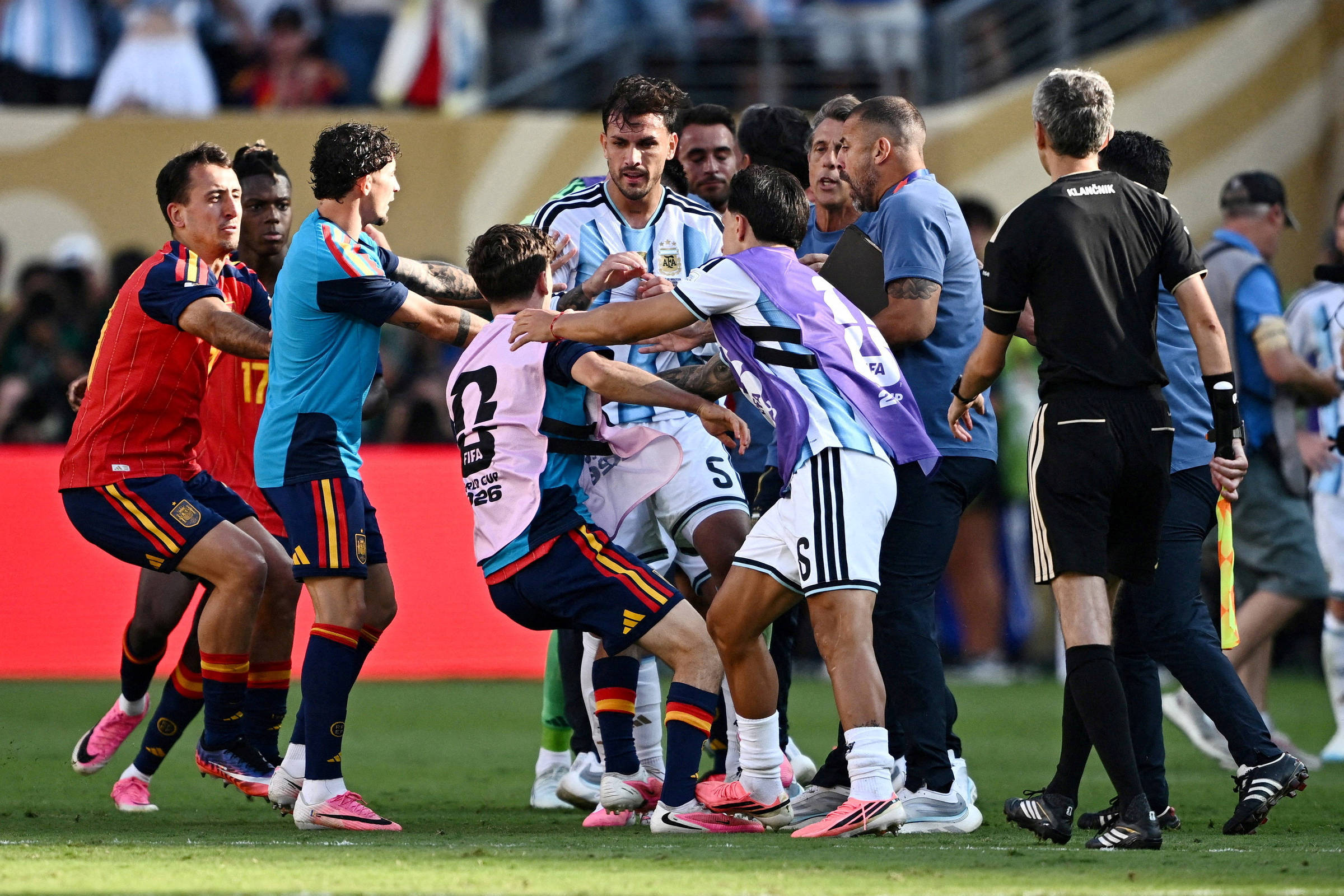 (فيفا) تحقق مع المتورطين في الارتباك بعد المباراة النهائية للكأس