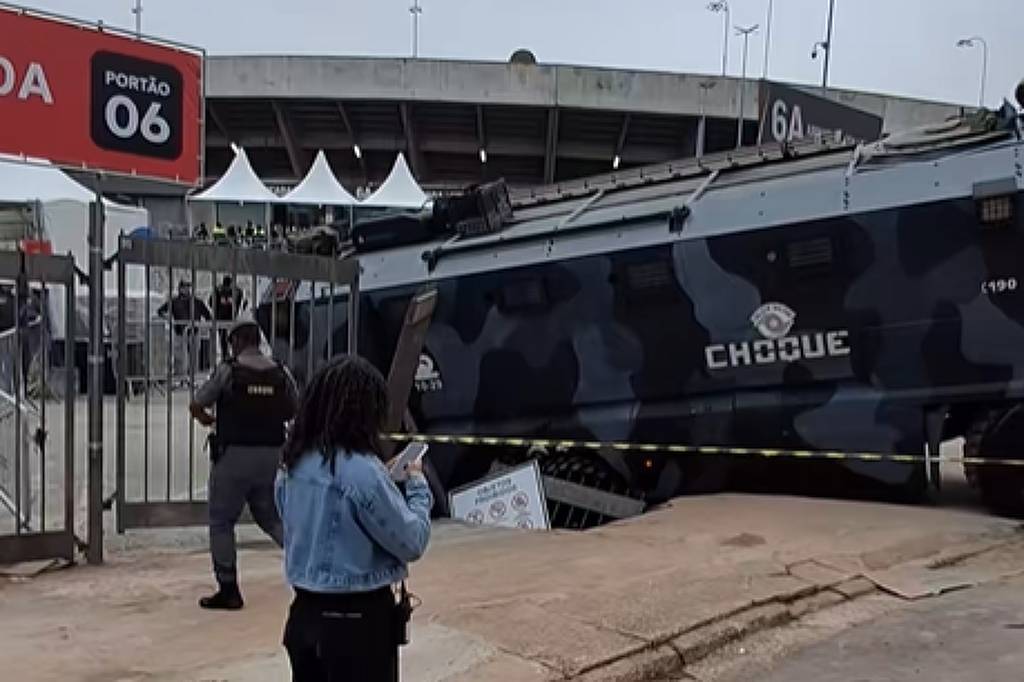 VIDEO: Viatura de Choque tomba después de la acera ceder frente a Morumbis antes de show de Harry Styles en SP