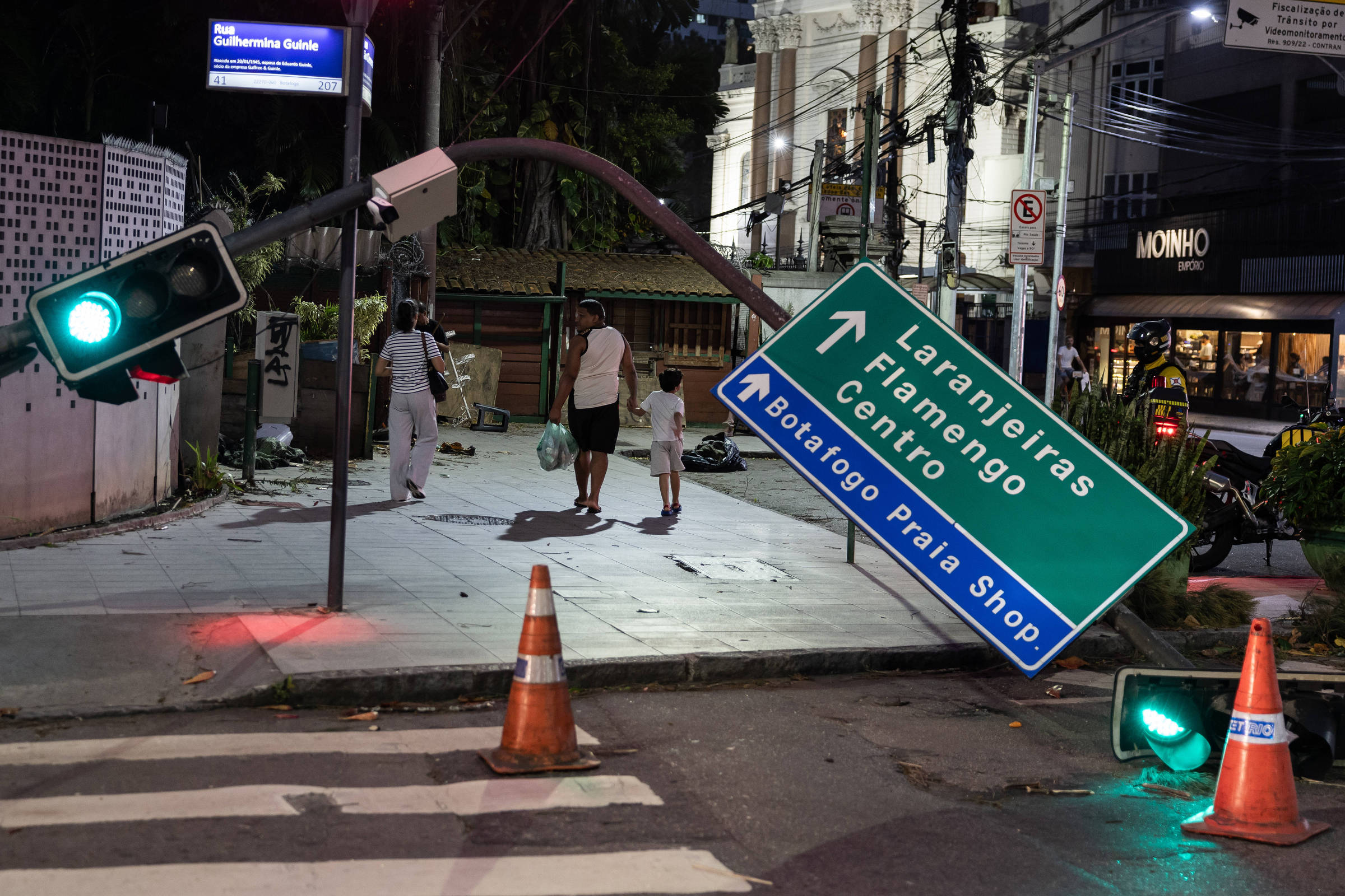 Ventania traîne les parapluies et expulse les baigneurs de la plage d'Ipanema