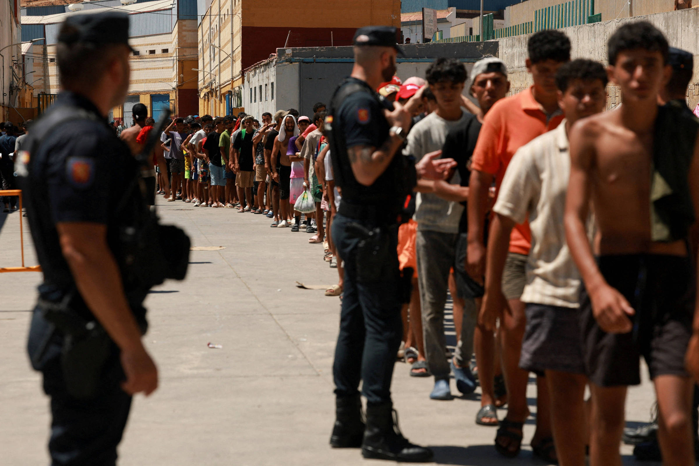 L'Espagne prendra 1,3 mille enfants et jeunes immigrants de Ceuta à l'Europe