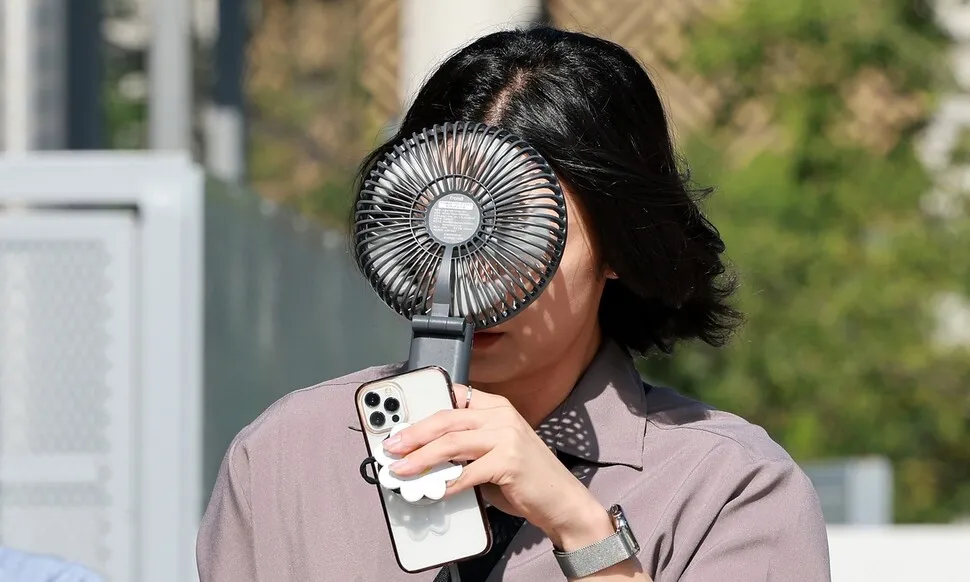 Régler la climatisation à 27 °C avec un ventilateur abaisse la température perçue d'environ 4 °C, réduisant la consommation d'énergie
