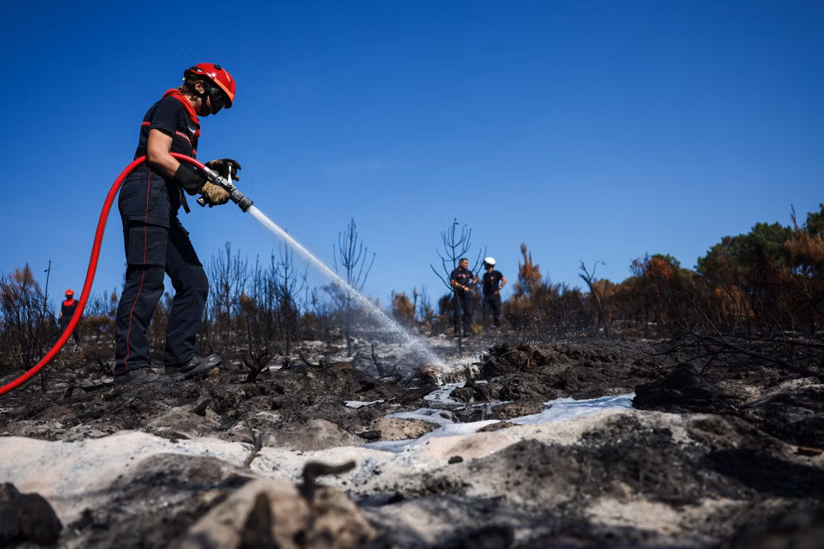 Accalmie en Gironde et dans le Var, un « coordinateur national » pour la reconstruction… Le point sur les incendies en France