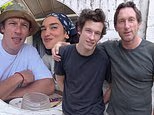 El padre de Callum Turner asistió a una boda DIFFERENTE el día en que se casó con Dua Lipa después de haber crecido cerca después de años de extrañamiento