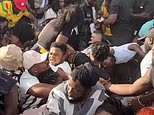الناس المصابون و هم يُحملون على النقالات بعد أن يُعصبوا في مهرجان لندن الصديق للعائلة