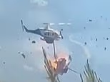Moment deux hélicoptères entrent en collision en plein air alors qu'ils combattent les feux de forêt en Grèce - tuant deux