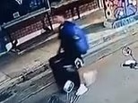 El estrechamiento de las imágenes de la CCTV captura el hombre del momento 'wheels suitcase with body of Scots woman'
