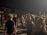 Ciudad del mercado histórico se sumió en dos noches de violencia mientras los manifestantes furiosos tormentan tres propiedades 'que buscan asilo'
