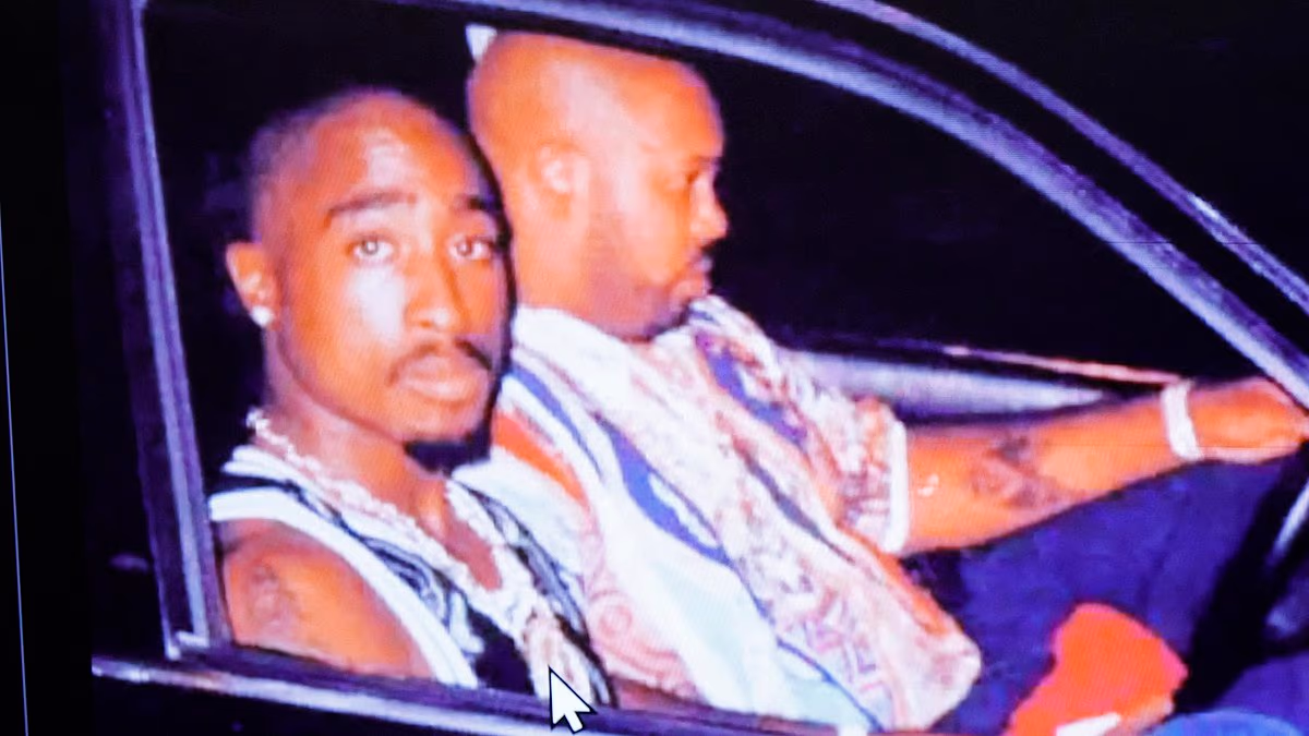 Tupac صور التشريح التي تظهر في محاكمة القتل بعد أن يغادر بعض أفراد الأسرة