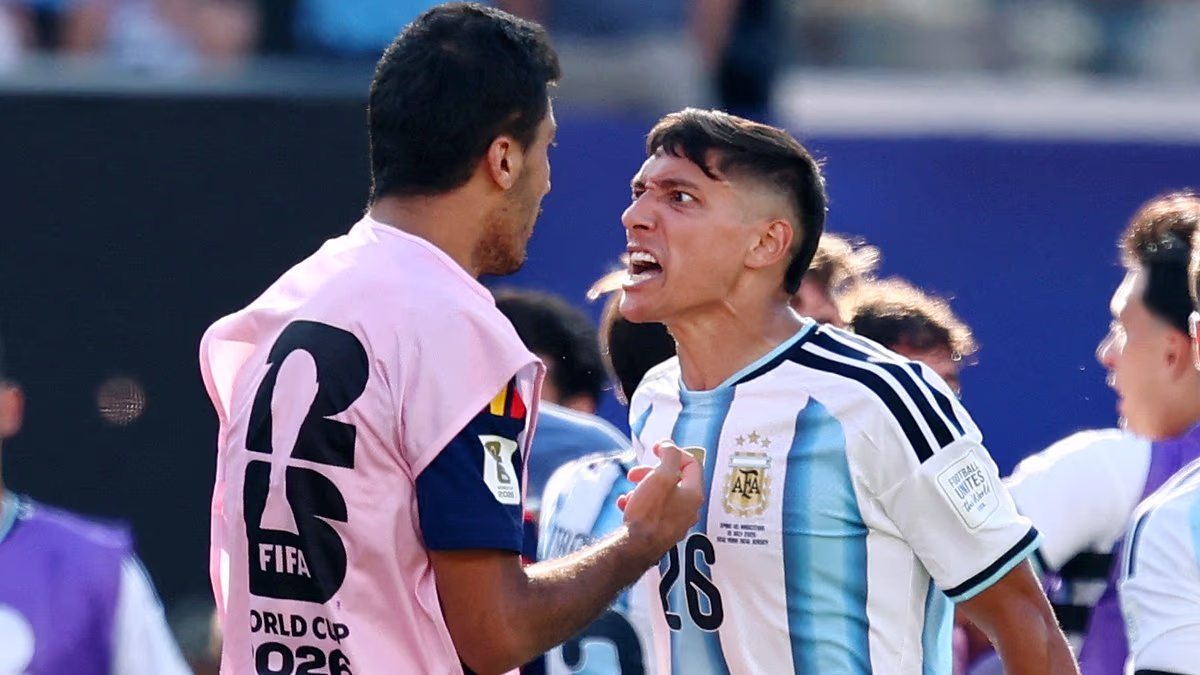 Leandro Paredes entre tres jugadores argentinos prohibidos por Fifa después de la pelea final de la Copa Mundial