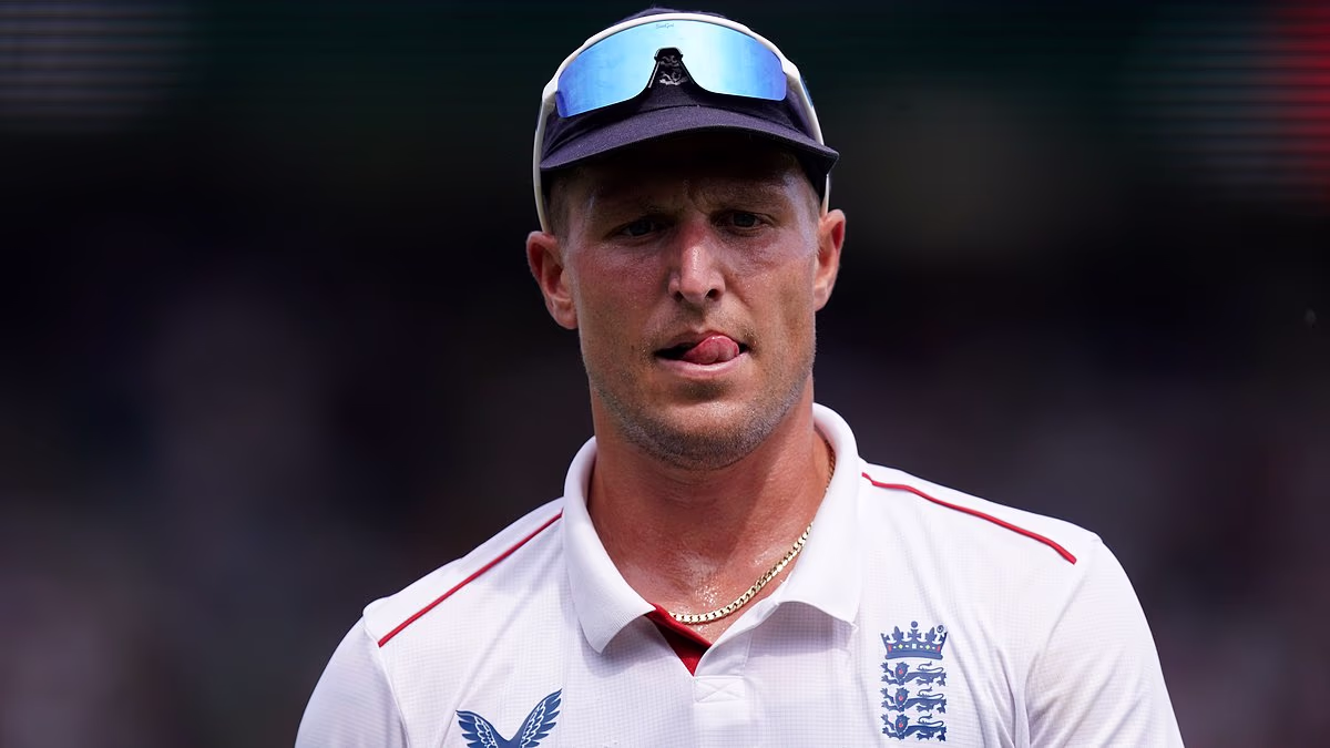 El cricketer de Inglaterra Brydon Carse esposado después del incidente del club nocturno - con el ex capitán Ben Stokes visto