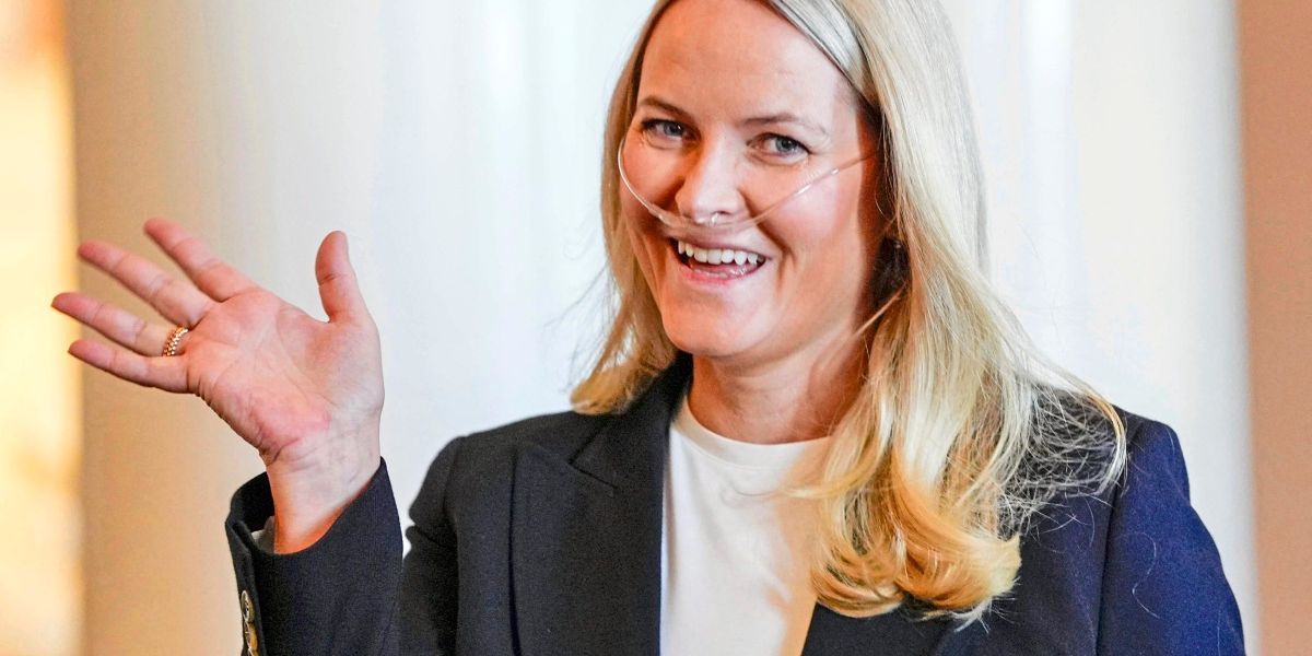 Smiling on the sofa - Mette-Marit shows for the first time after lung surgery