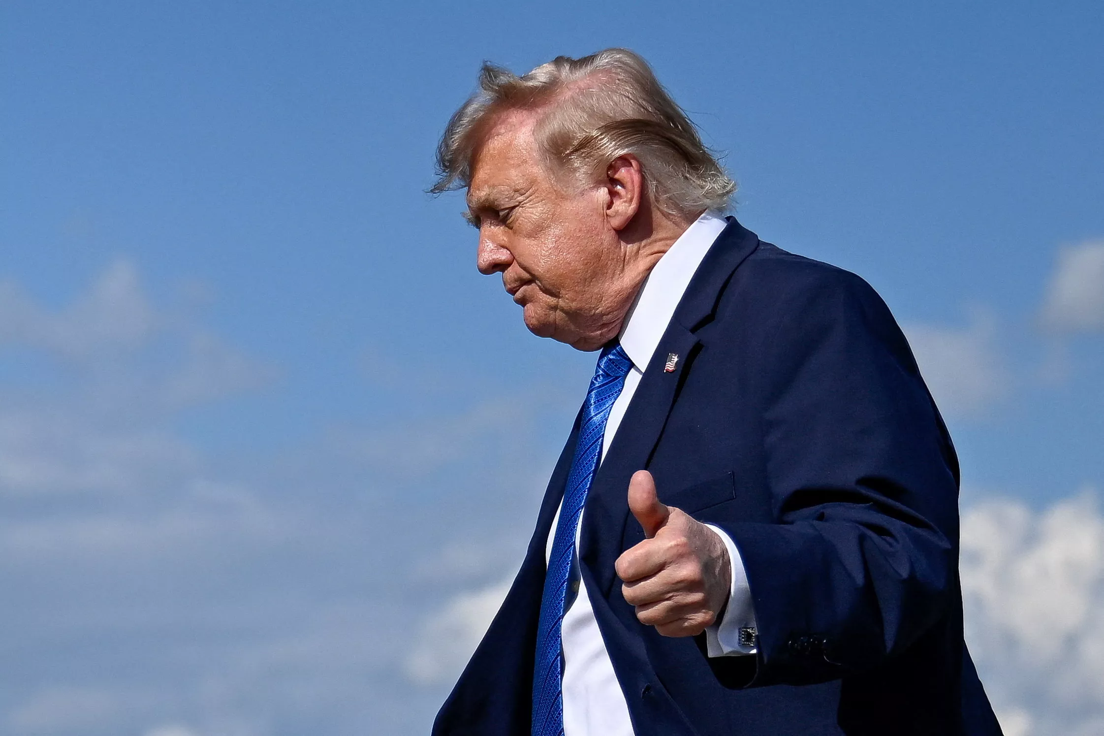 Guerre au Moyen-Orient: Donald Trump annonce que les États-Unis et Israël suspendent leurs frappes contre l'Iran