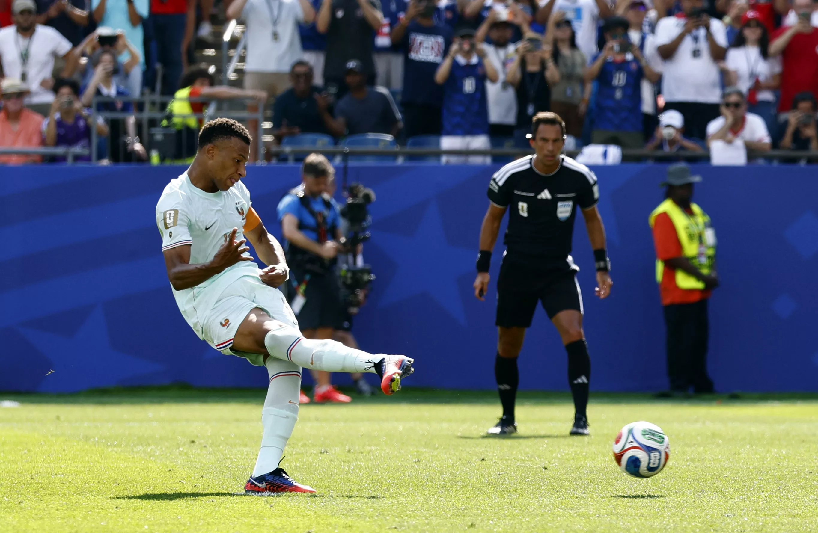 France-Morocco: Is the referee responsible for Mbappé's failure on penalty?