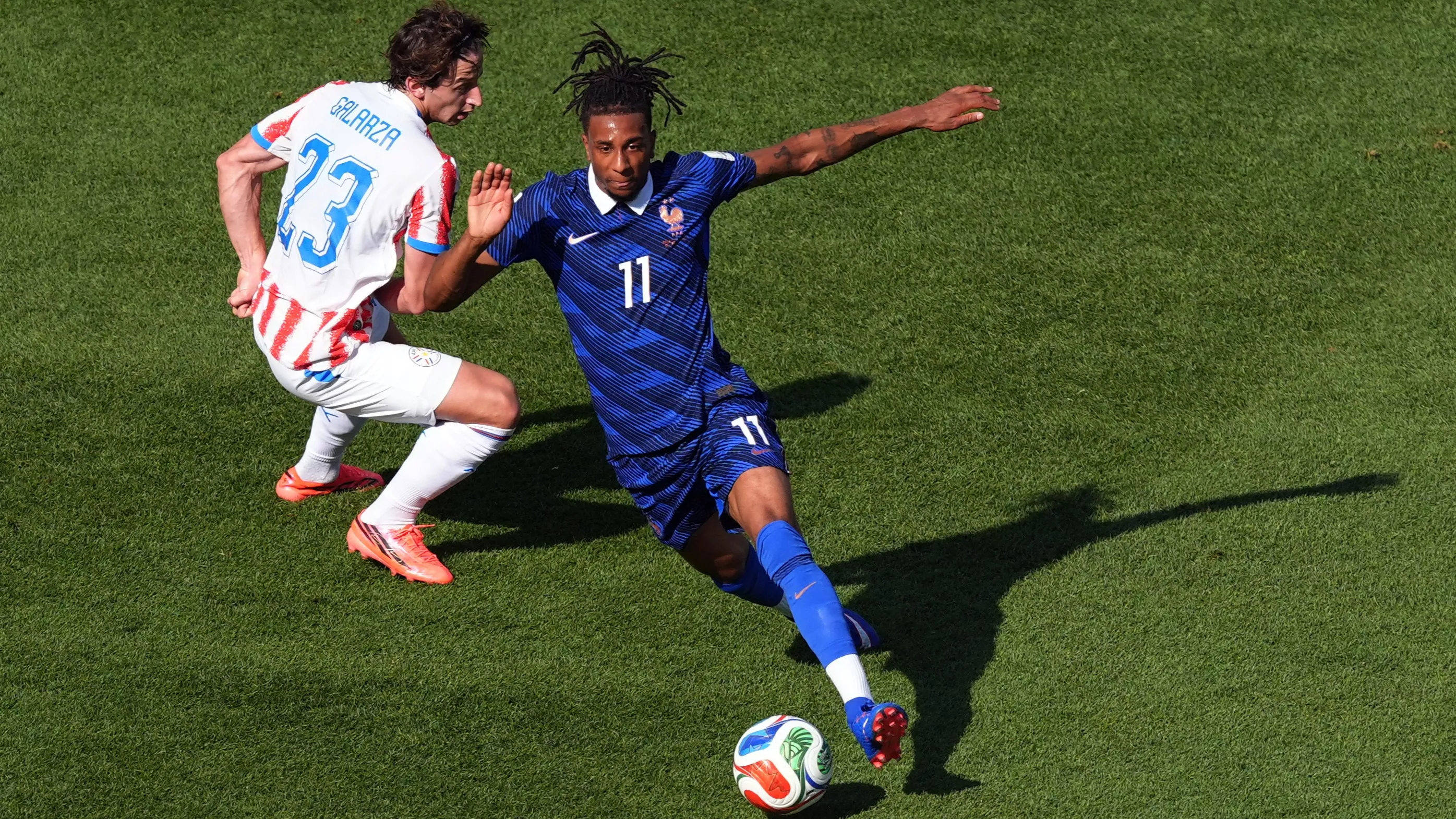 The football player, who has never lived in France, explains his decision by the power of the national team