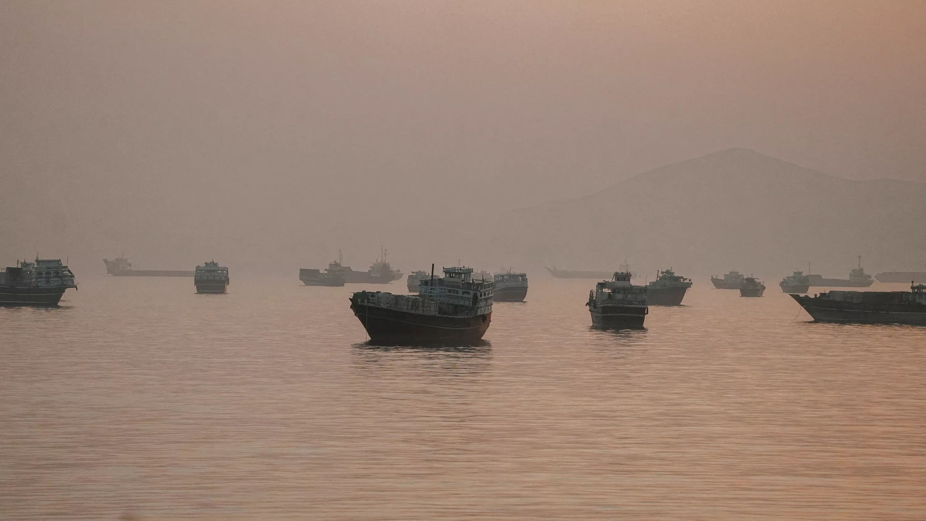 United States launches "powerful strikes" against Iran in response to ship attacks in Ormuz Strait