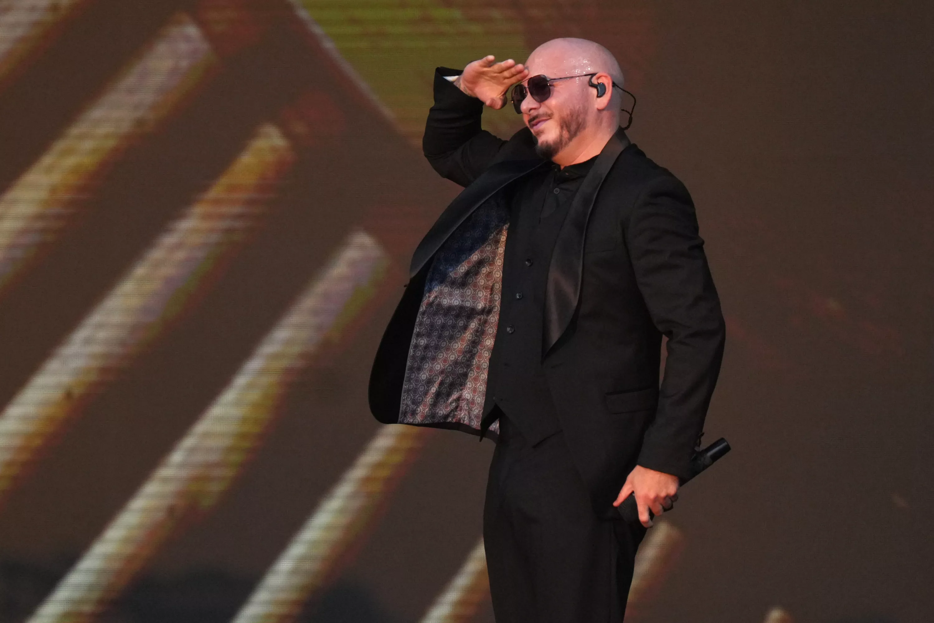 22 141 fans wearing bald wigs participated in the event at a concert in London, according to the Guinness World Records