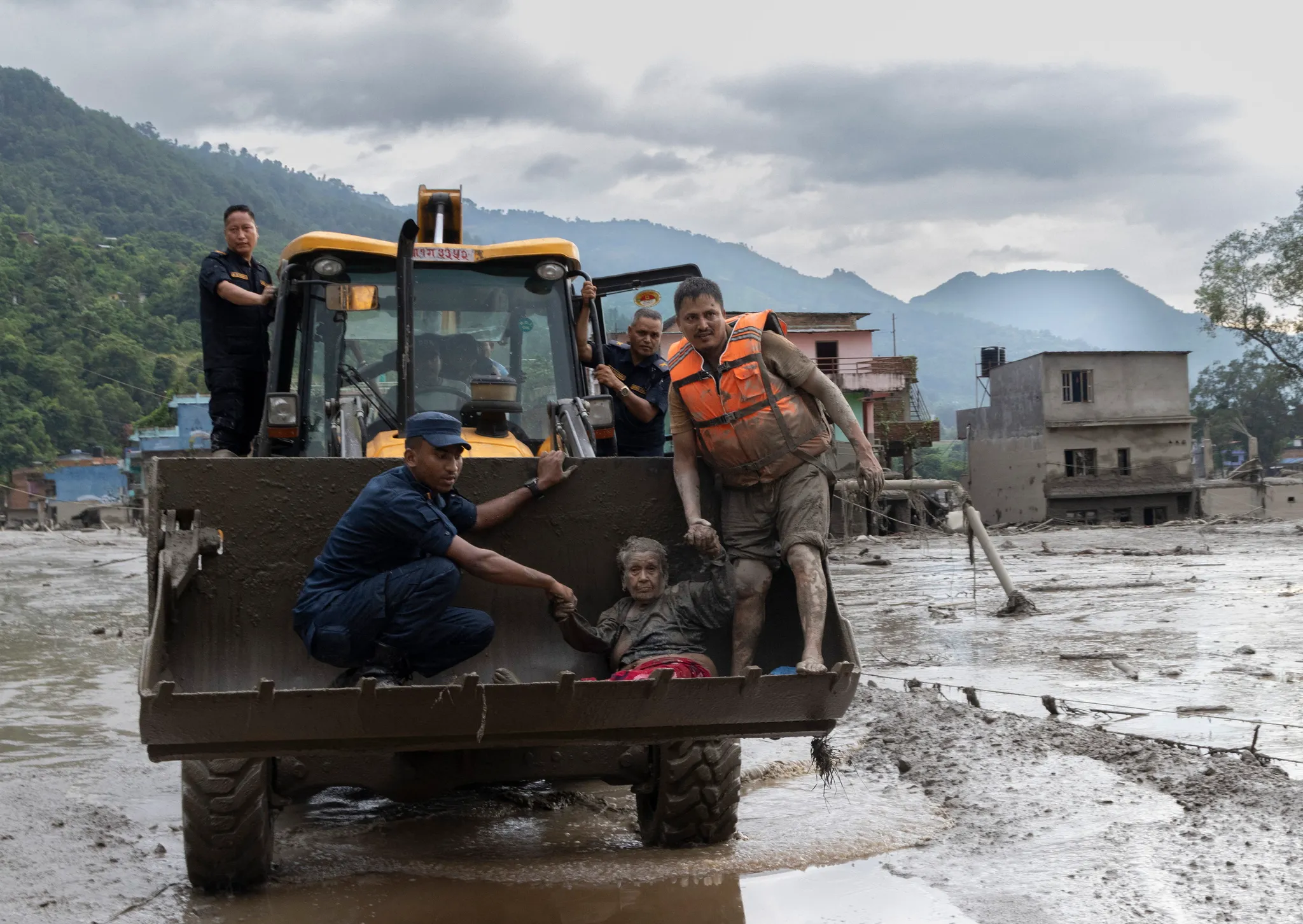 Killers. Nepal and China: 273 dead, four French missing