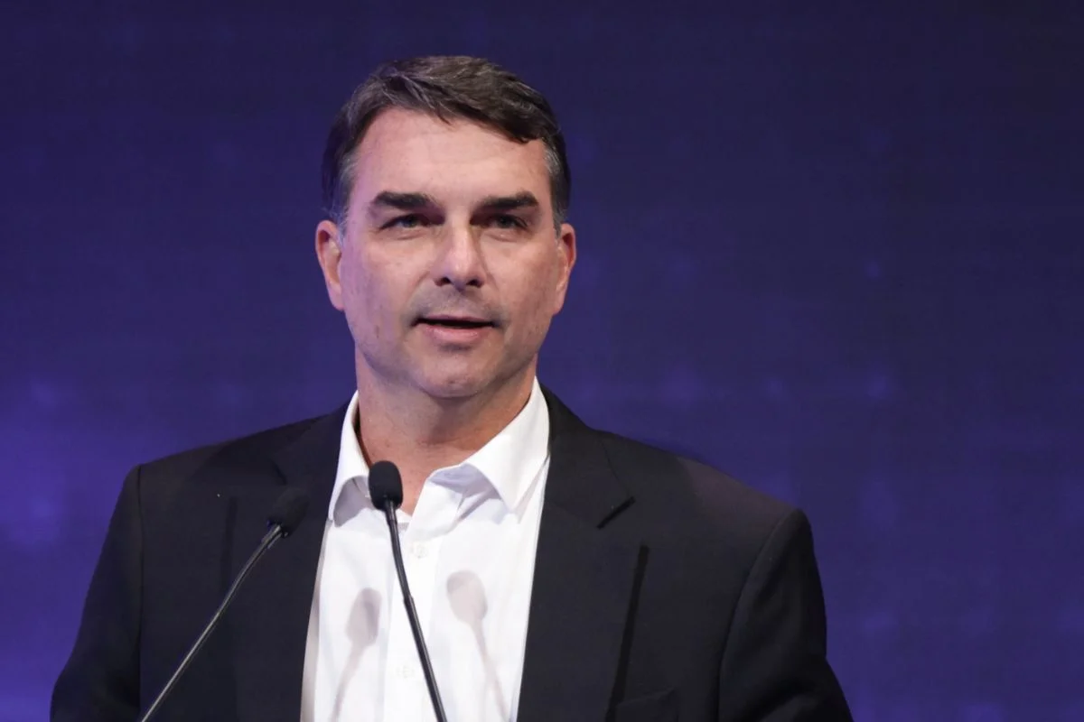 In the US, Flávio Bolsonaro quotes Master case not to mention Dark Horse