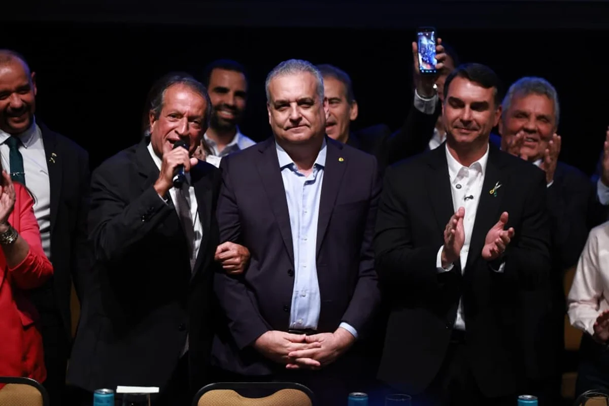 Flávio Bolsonaro elige a Alfredo Gaspar como vice