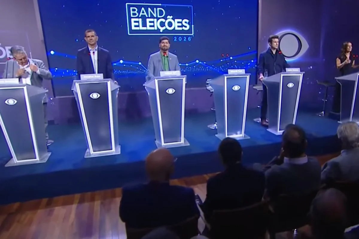 غائبًا عن المناظرة في ريو، بايس يصبح هدفًا للهجمات مع دوغلاس رواس