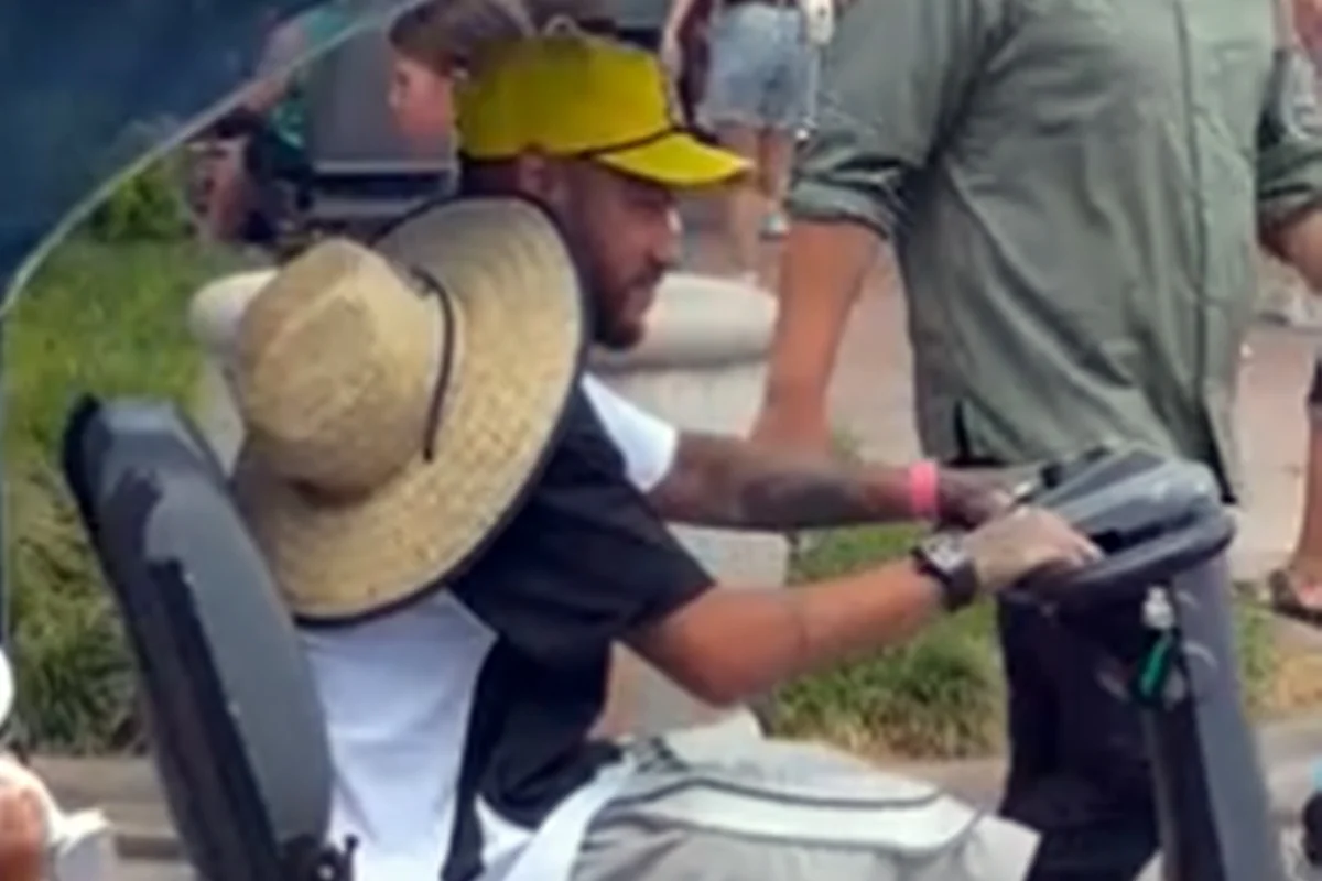 Video shows Neymar Jr. enjoying Disney parks in Orlando