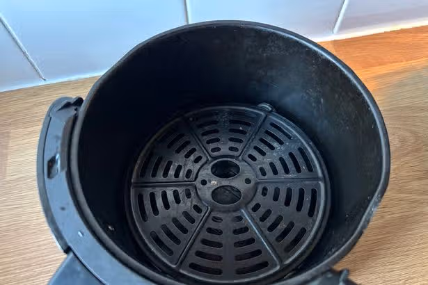 Un truco de limpieza barato con lavavajillas deja las freidoras de aire notablemente limpias y frescas