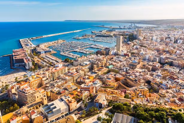 4.1 Le tremblement de terre de magnitude frappe l'Espagne site touristique que des dizaines de rapports se sentent tremblements