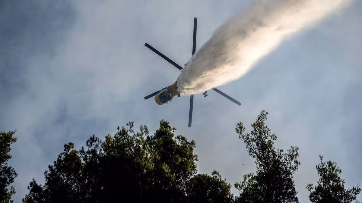 Deux hélicoptères s'écrasent en Grèce pour combattre les feux de forêt alors que la recherche et le sauvetage sont lancés