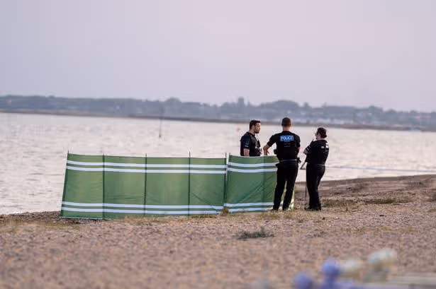 Actualizaciones de West Mersea: Chica y mujer en 40 años mueren en la tragedia de la playa de Mersea
