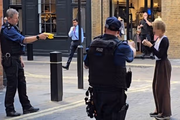 Cuatro 'apuñalados con tijeras' en Covent Garden mientras los policías de élite entran para arrestar a la mujer