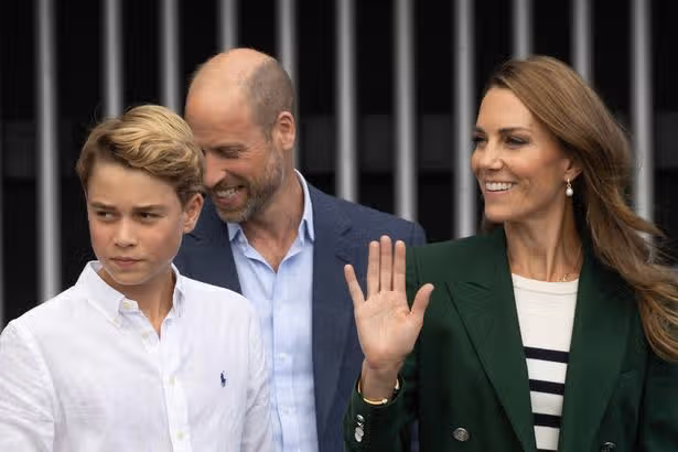 Prince William y la Princesa Kate muestran 'snapshot de la felicidad de la familia' como tiempos difíciles están ' detrás de ellos'