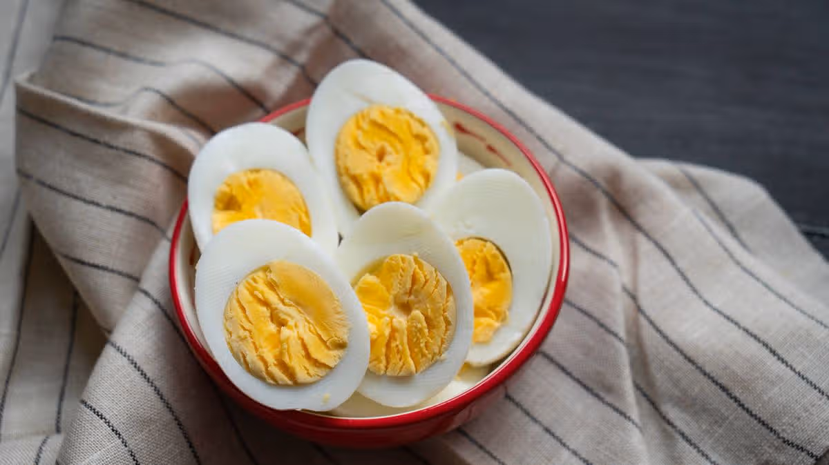 Cociné huevos duros en la placa y en la freidora de aire: uno fue más rápido y sin ensuciar