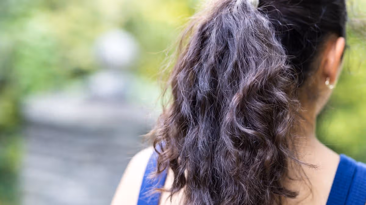 Experto en cabello advierte que el clima cálido podría estar causando la caída del cabello