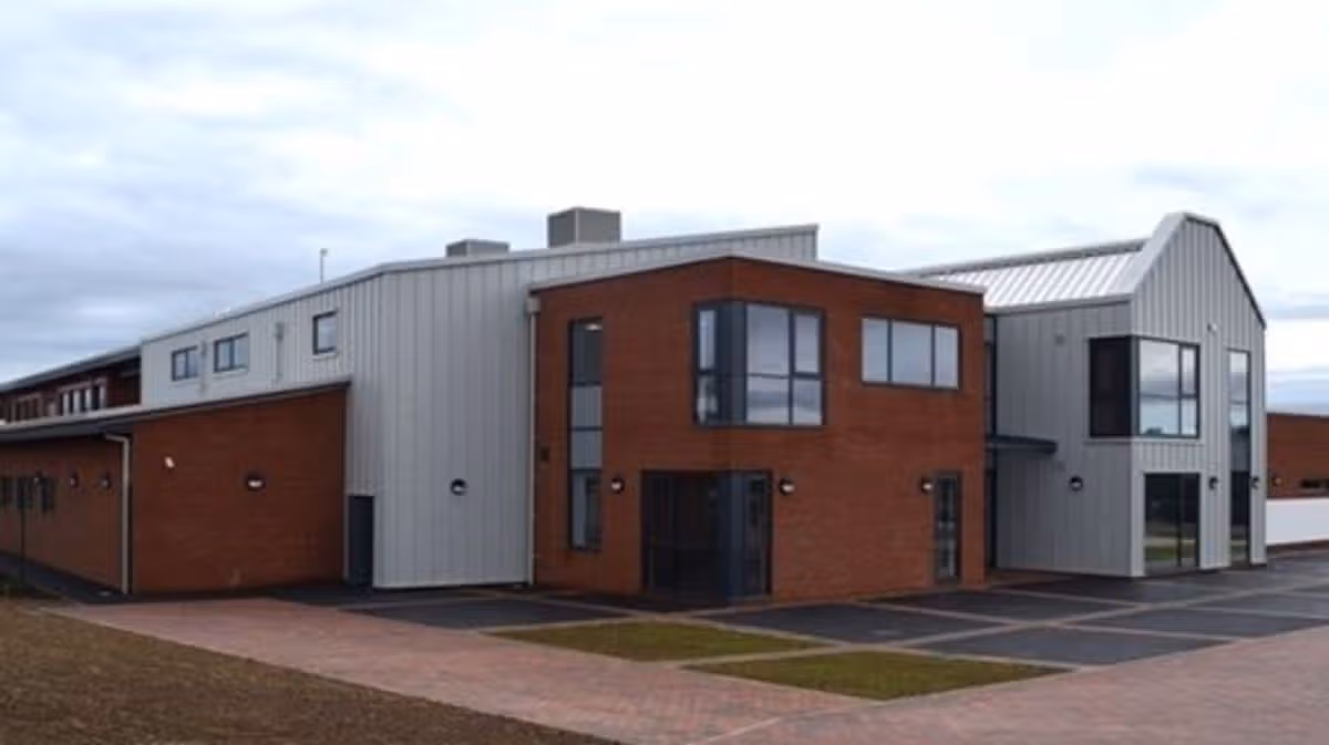 L'école primaire Coety de Bridgend a été saluée comme "accueillant et nourrissant" dans le rapport Estyn