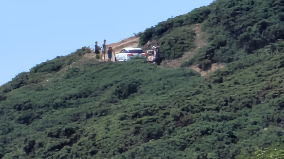 Voiture conduit vers le bas étroit sentier de marche côtière