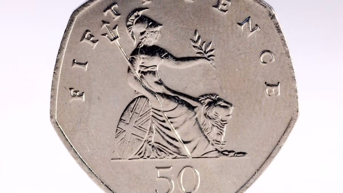 تحقق من تغييرك الآن لعملة 50p من السهل العثور عليها و يساوي 160 مرة أكثر