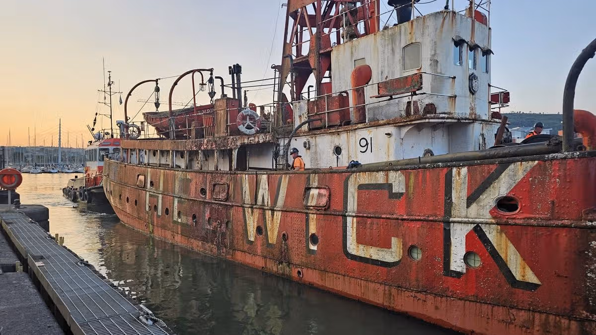 Nave histórica removida después de 44 años en Swansea Marina