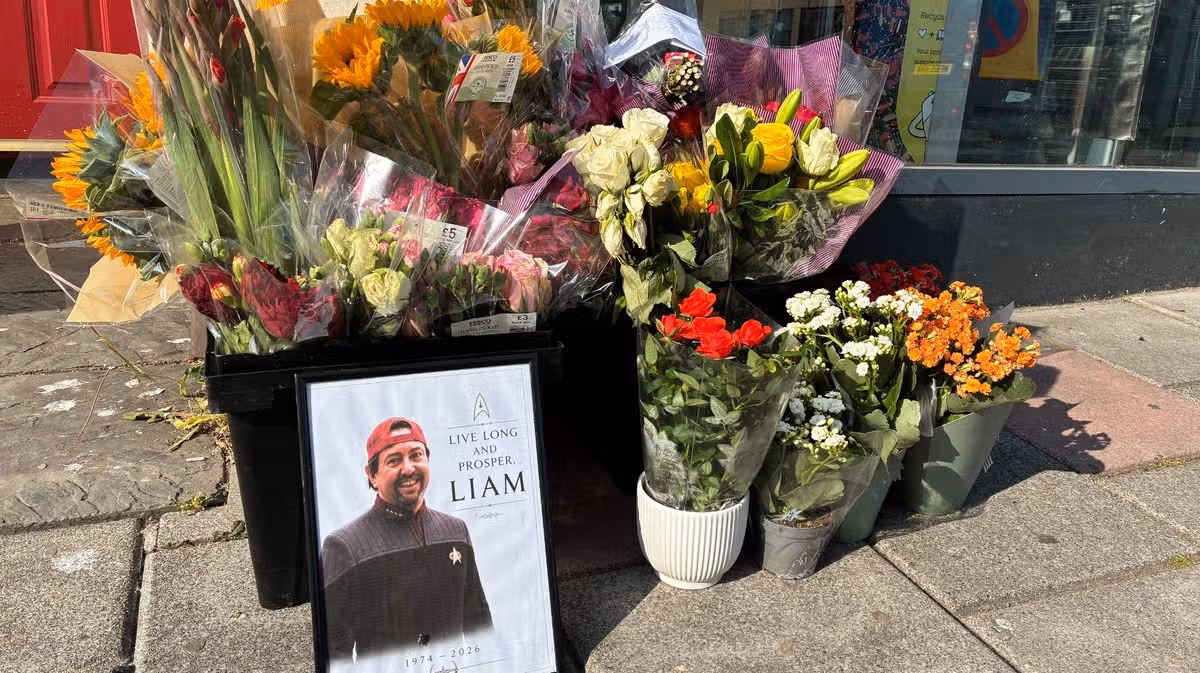 Hommage au populaire vendeur de Big Issue tué dans la maison incendie empiler à l'extérieur du magasin Swansea