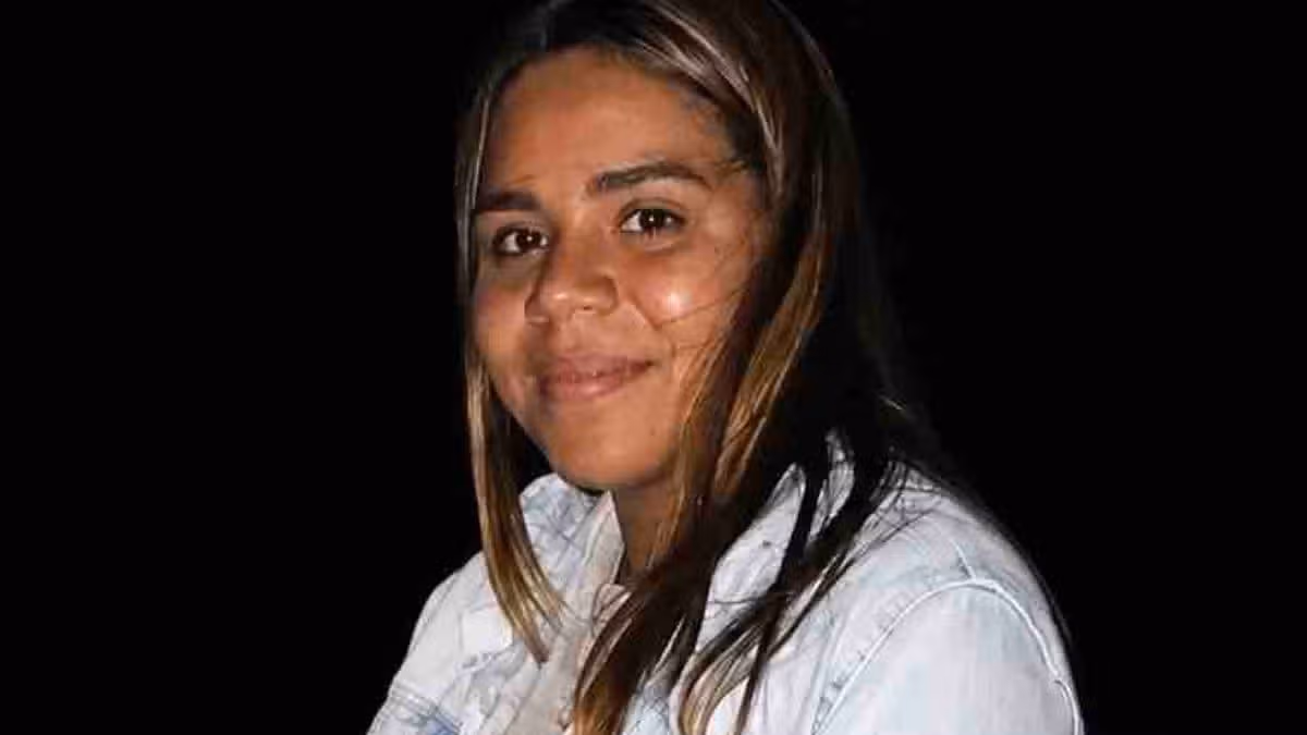 "العائلة تحزن على "الروح الجميلة قد قتلت في النار، وترك ابن الطفل دون مومياء