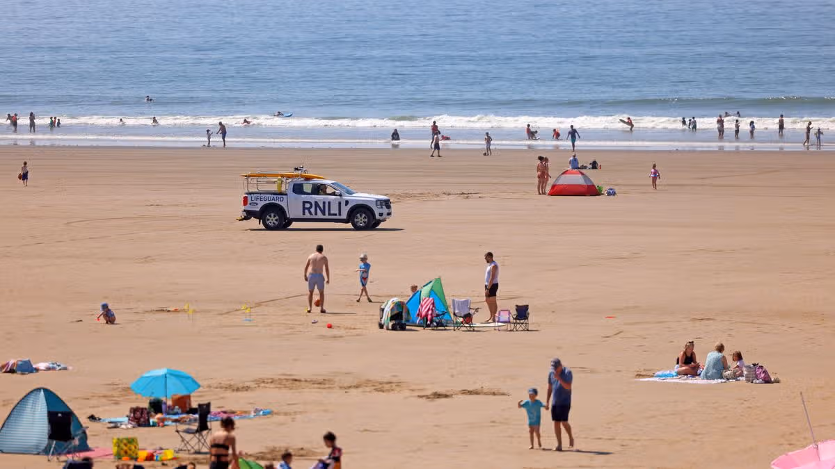 Retraité arrêté après un incident à la plage populaire galloise