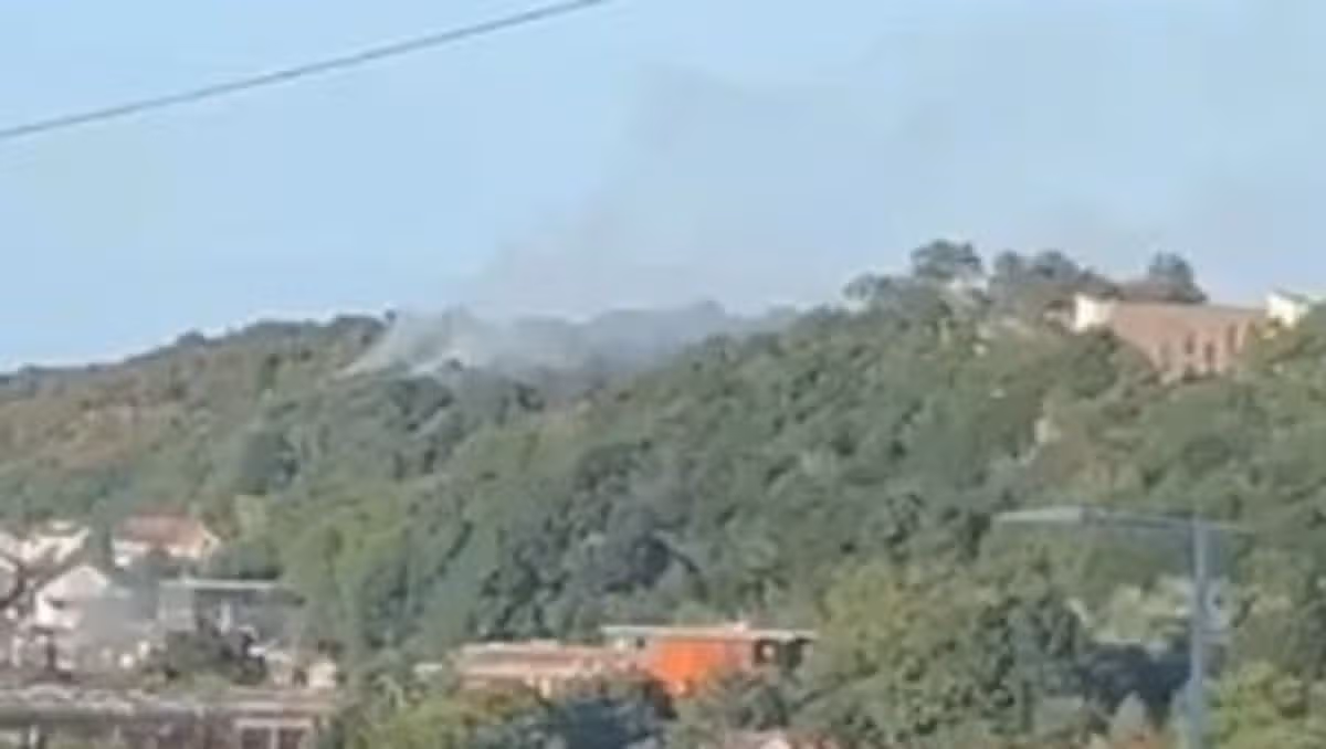 Un feu sauvage éclate sur des collines au-dessus de la ville galloise