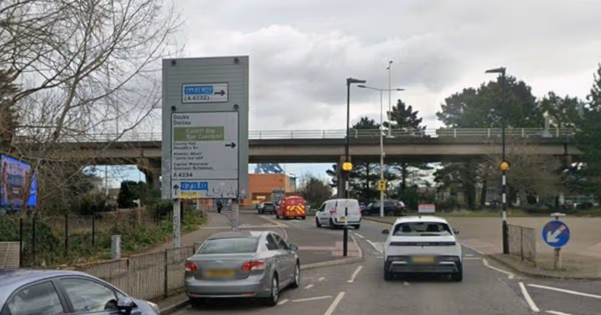 La ruta Busy Cardiff bloqueó ambas maneras después del incidente policial