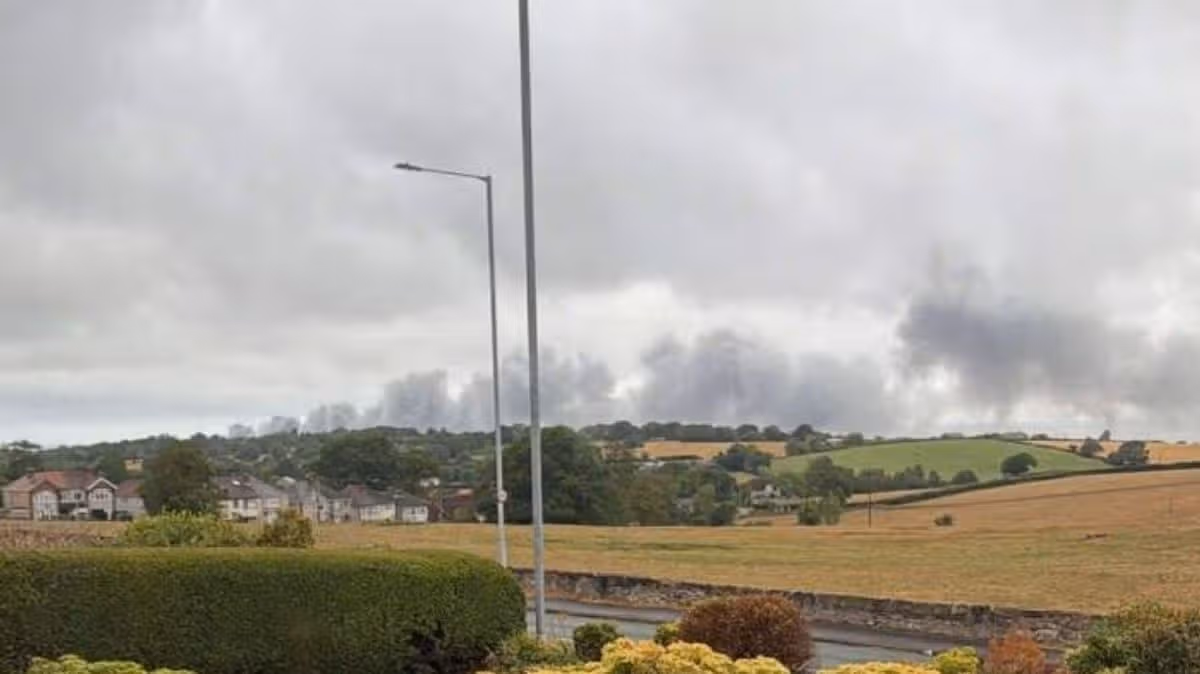 Incendio en desguace de Talacre provoca columnas de humo y moviliza una gran respuesta